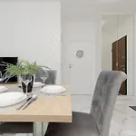 アパート Sarmacka With Gym, Sauna And Parking By Renters ワルシャワ